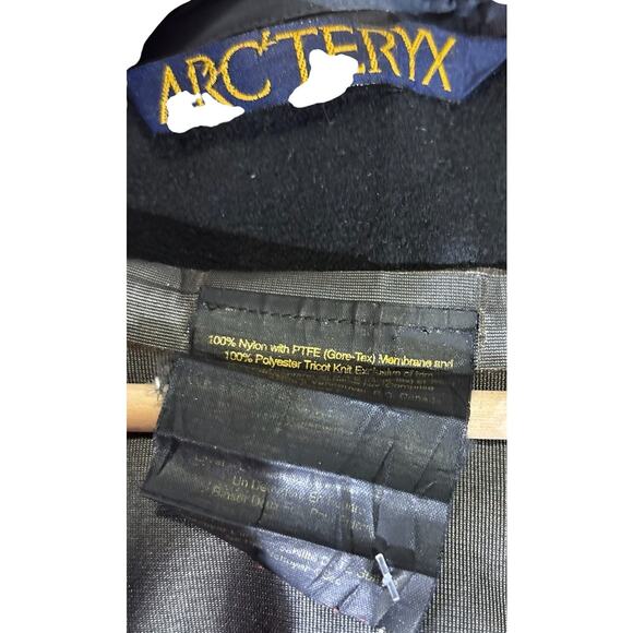 Vintage Arc’teryx Gore-Tex Hooded Light Jacket XL - Picture 7 of 7